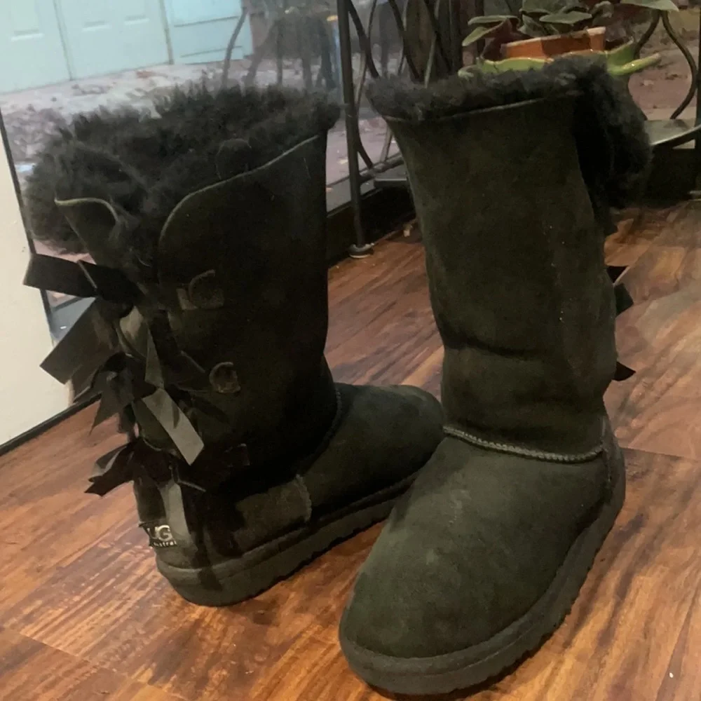 UGG Bailey Bow Black Sheepskin women's Boots Size 4